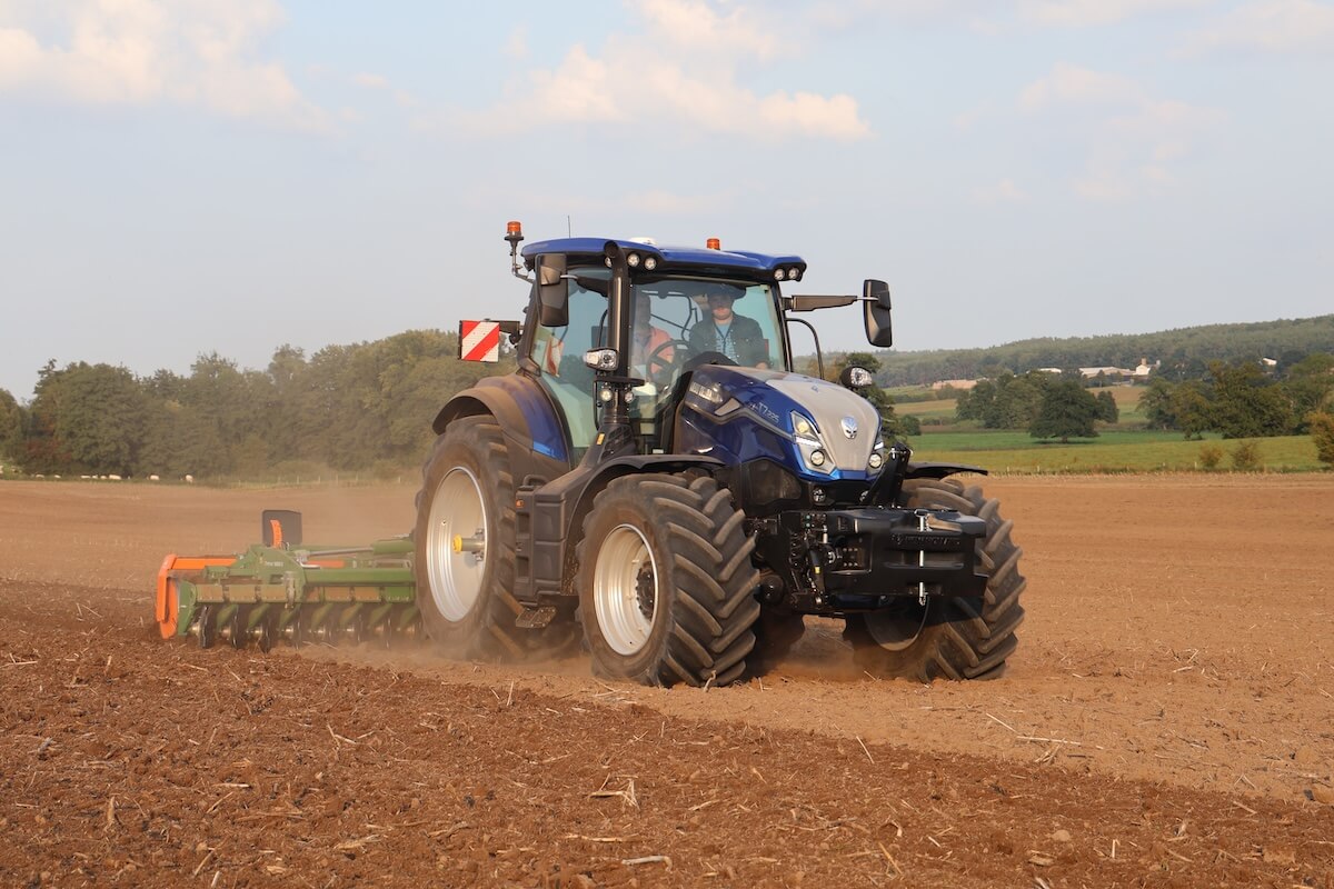 Trattore New Holland T7.225 SWB con erpice a dischi Amazone Catros+ 5003-2 da 5 metri